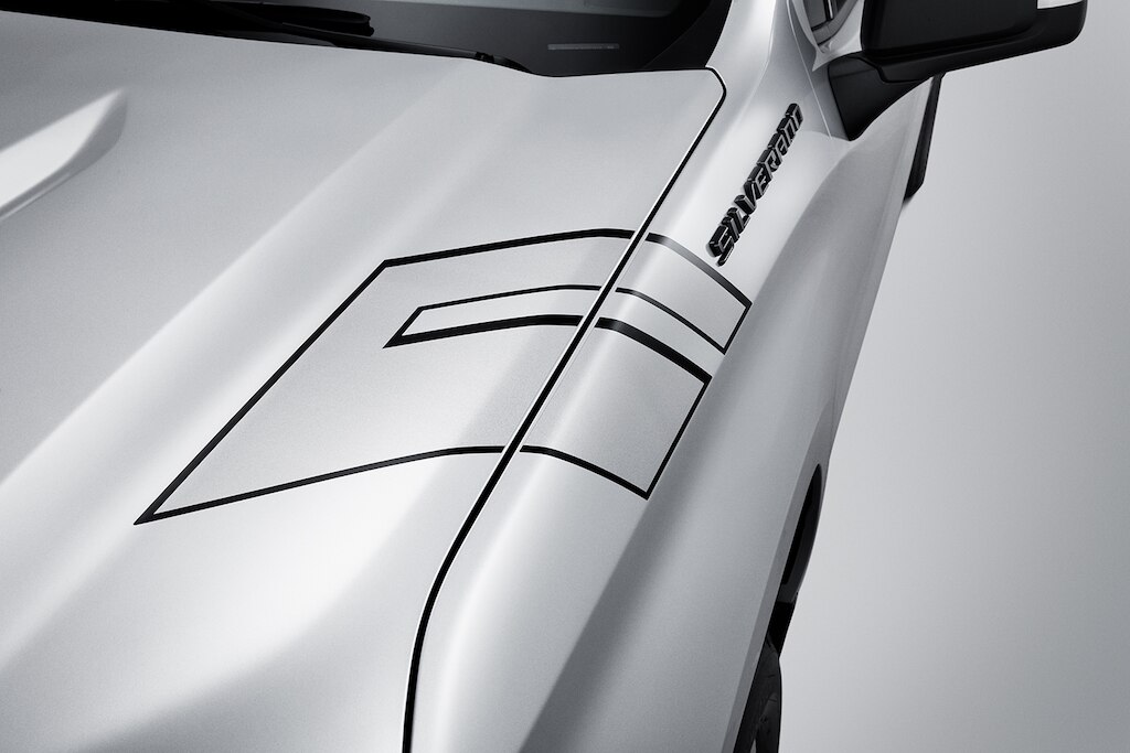 Calcomanía para salpicadera plateada con detalles en negro para Chevrolet Cheyenne ZR2 BISON