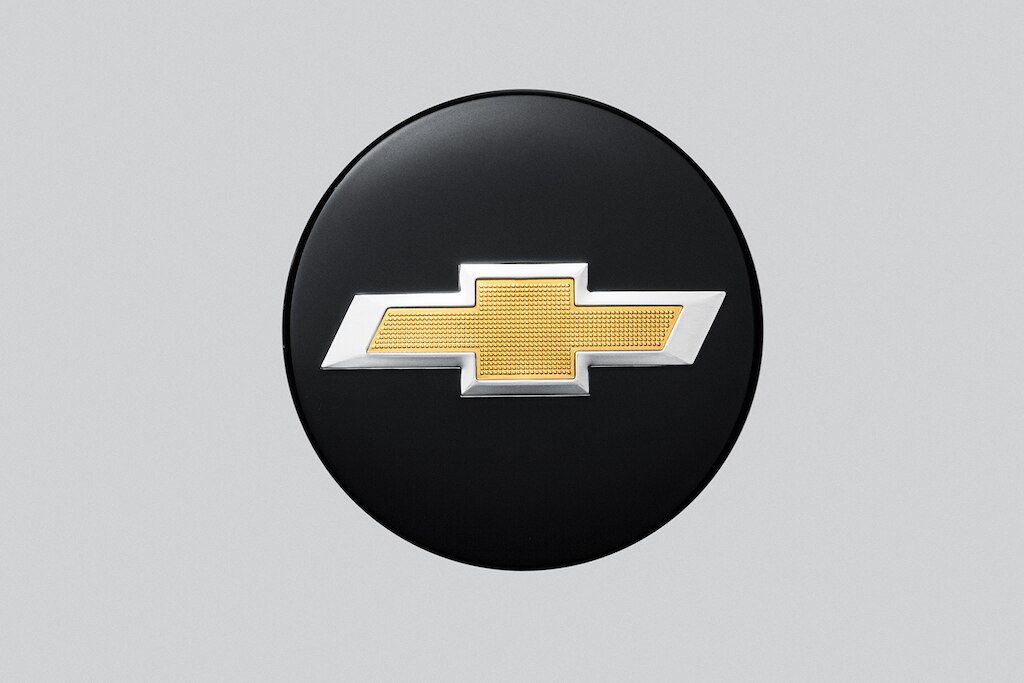 Centro de rin negro con emblema Chevrolet dorado para Cheyenne ZR2 BISON 2024