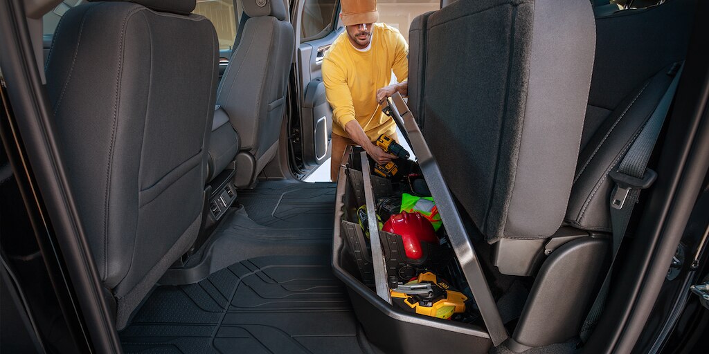 Todo en su lugar. Almacena y ordena a tu estilo con los accesorios interiores para Chevrolet Cheyenne ZR2 BISON 2024