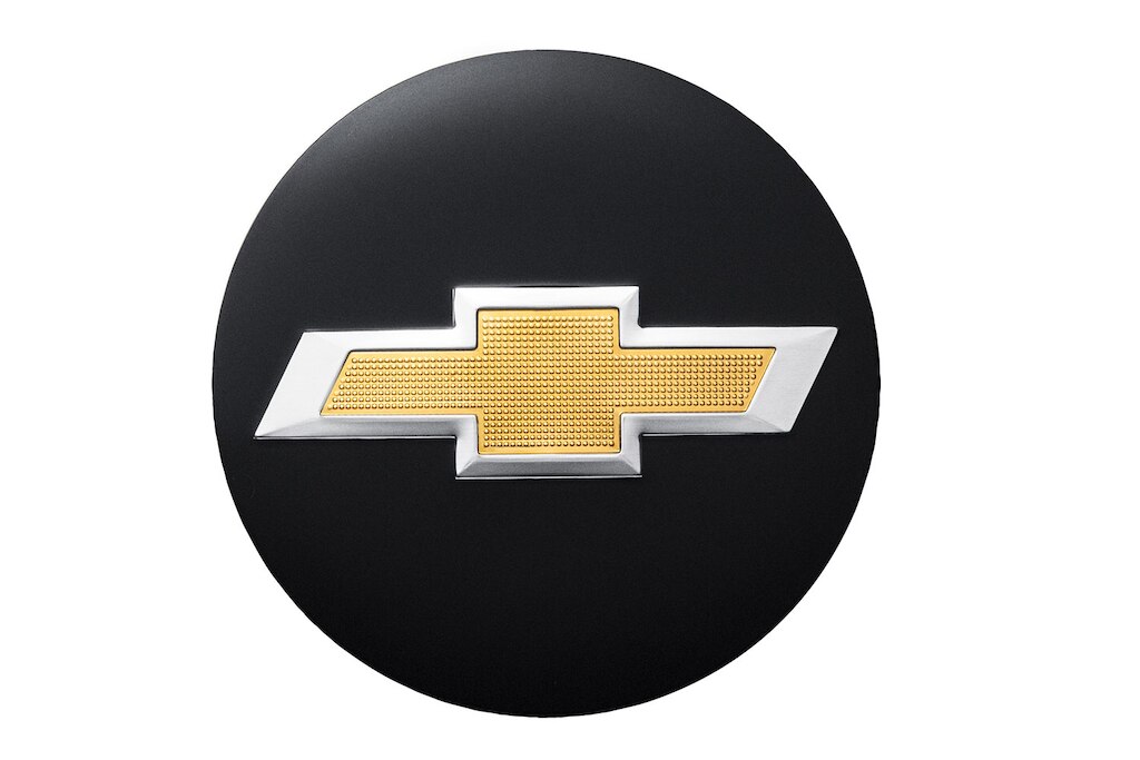 Centro de rin negro con emblema dorado para Chevrolet Colorado 2024