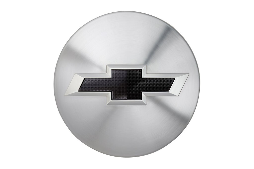 Centro de rin en aluminio cepillado con emblema negro para Chevrolet Colorado 2024