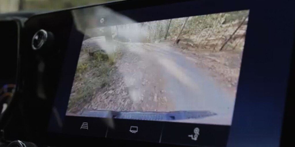 Chevrolet Colorado ZR2 2024 cuenta con cámara inferior del chasis para uso off-road con visión frontal y trasera
