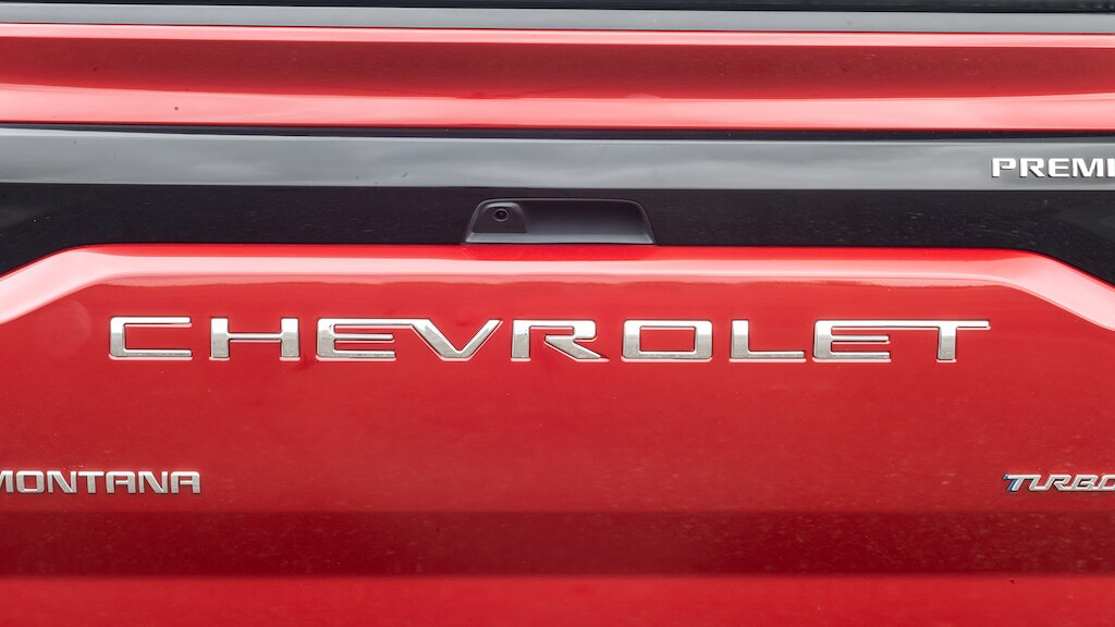 Instala el emblema cromado para la tapa de caja de tu Chevrolet Montana 2024 camioneta pickup compacta