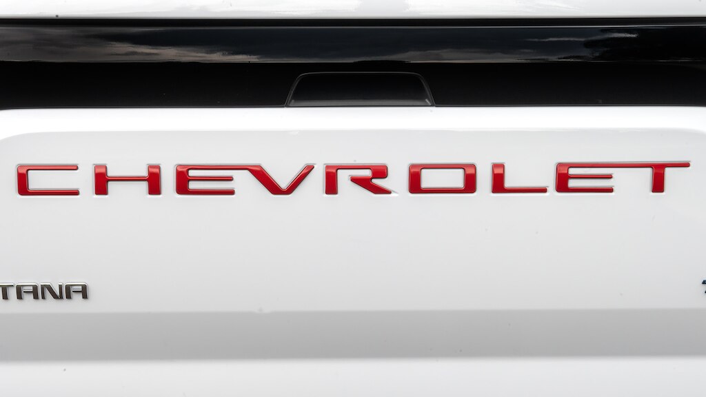 Instala el emblema rojo para la tapa de caja de carga de tu camioneta Chevrolet Montana 2024