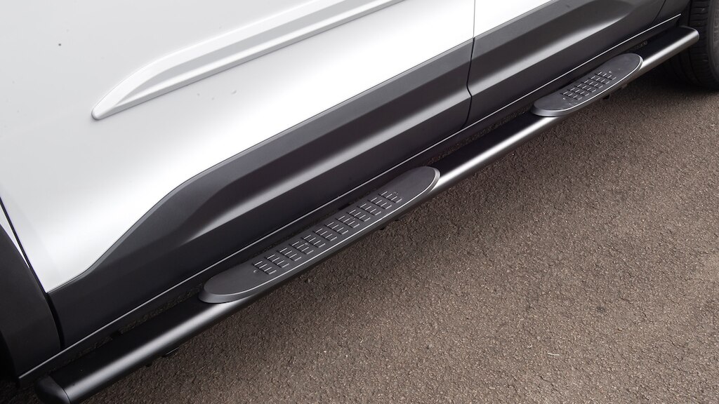 Facilita el acceso a tu Chevrolet Montana 2024 con los estribos tubulares laterales color negro