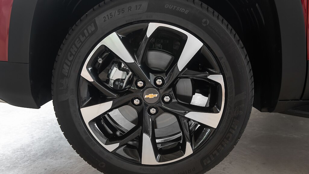 Adquiere los rines de aluminio de 17 pulgadas color carbon flash para tu camioneta Chevrolet Montana 2024