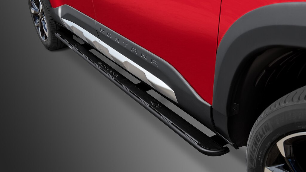 Facilita el acceso a tu Chevrolet Montana 2024 con los estribos integrados laterales color negro