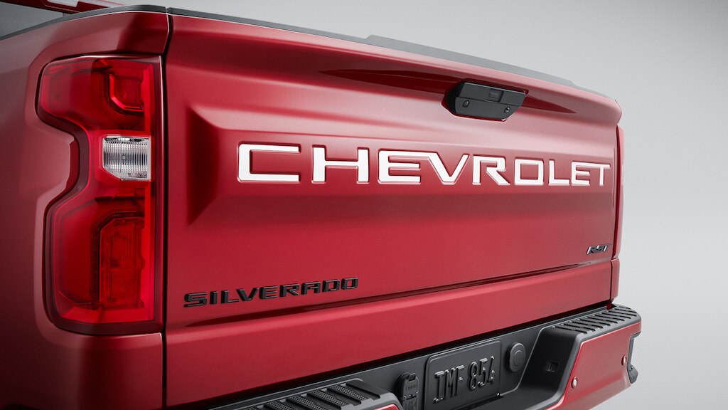 Calcomanía Chevrolet para puerta de caja en plata de tu camioneta, Silverado Turbo 2024