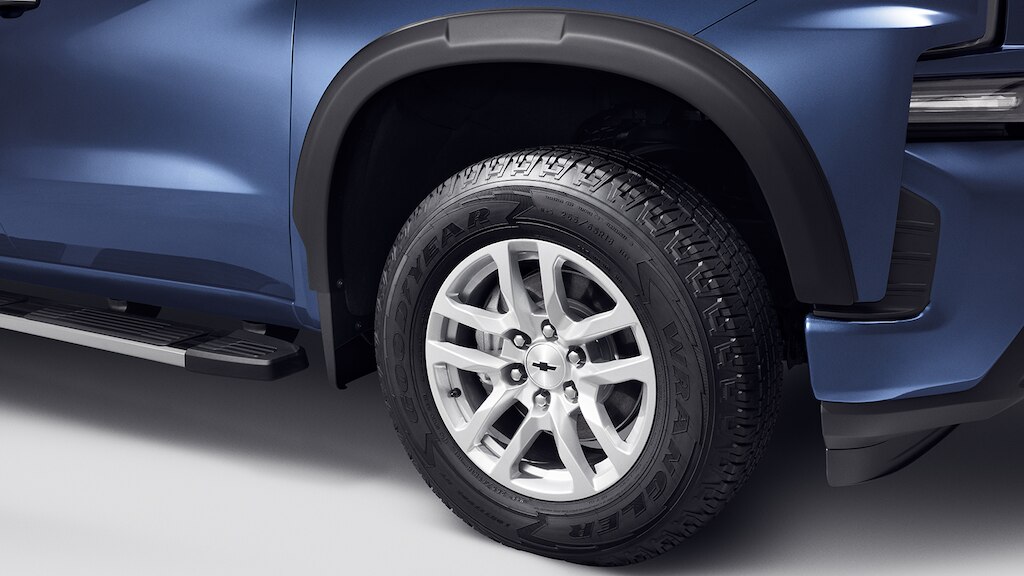 Fender flares delantero y trasero en negro son accesorios para Chevrolet Silverado Turbo 2024, camioneta de trabajo
