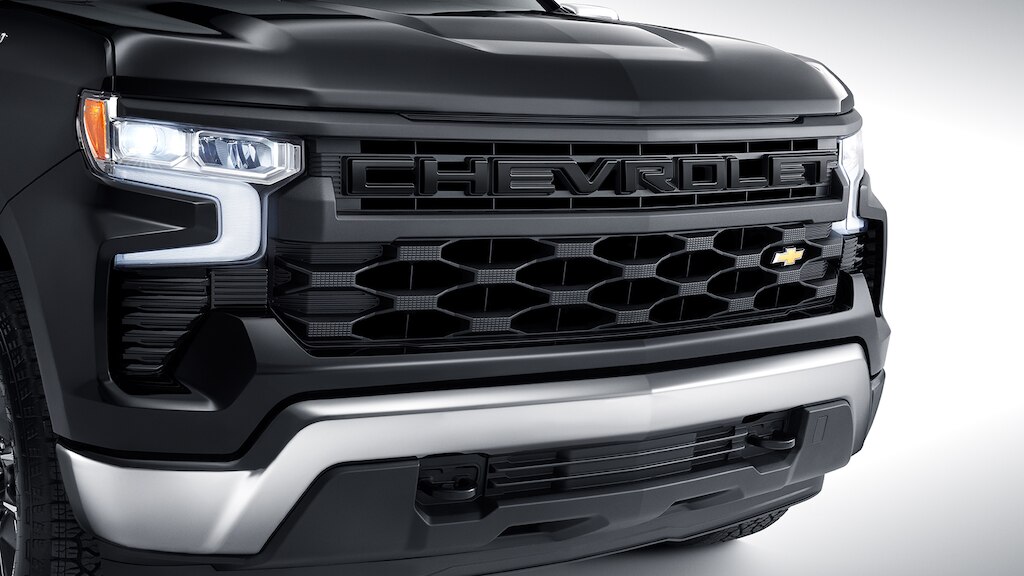 Parrilla con letras Chevrolet en negro accesorio exterior de tu camioneta, Chevrolet Silverado Turbo 2024