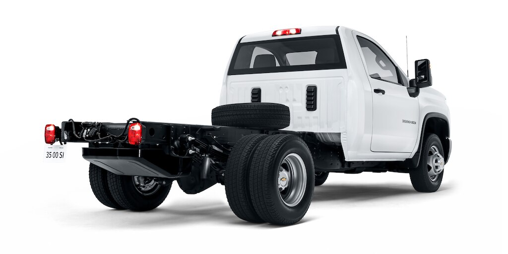 Nueva Chevrolet Silverado HD 2024 con gran capacidad de carga de 3,434 kg.