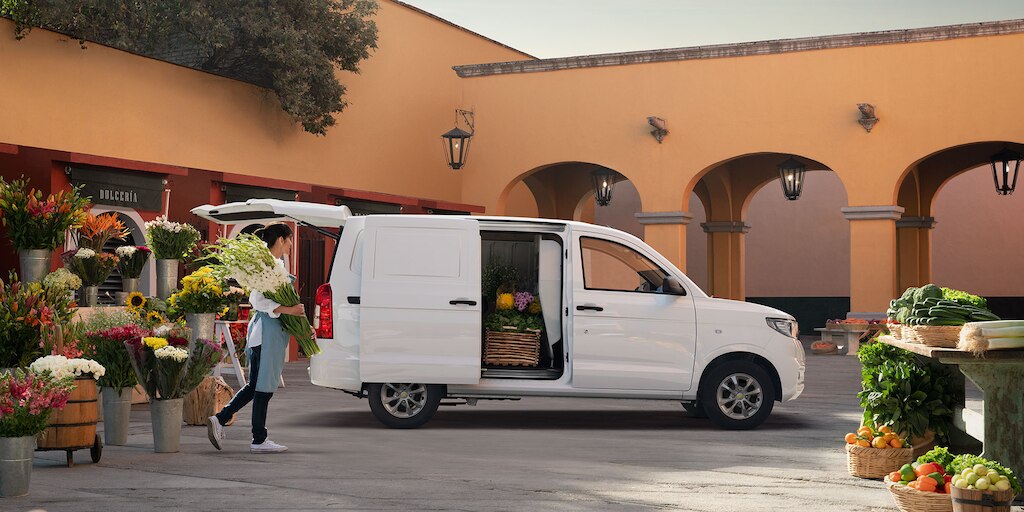 Chevrolet Tornado Van 2024 con tamaño compacto espacio de carga que se adapta para cualquier negocio